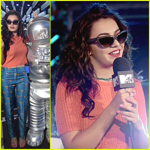 Charli XCX Gives Moonman Bunny Ears at MTV VMAs Preview & Takes Ice Bucket Challenge!