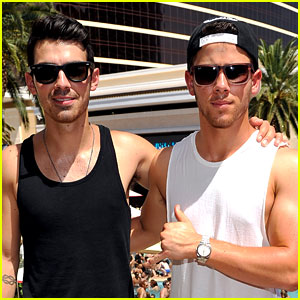 Joe & Nick Jonas Show Off Their Buff Arms in Las Vegas!
