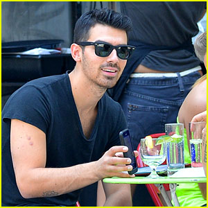 Joe Jonas Grabs Lunch with a Friend!
