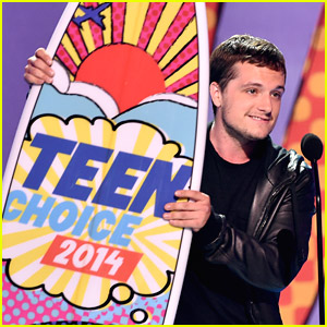 Josh Hutcherson Beat Out A Bunch of Superheroes For Choice Sci-Fi/Fantasy Actor at Teen Choice Awards 2014!
