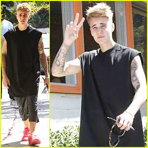 Justin Bieber Flashes Peace Sign After Being Sued By Photographer