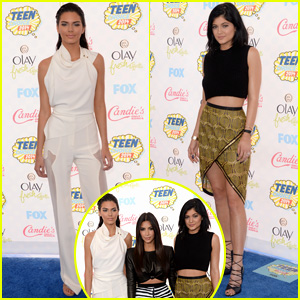Kendall & Kylie Jenner Pose with Sister Kim Kardashian at Teen Choice Awards 2014