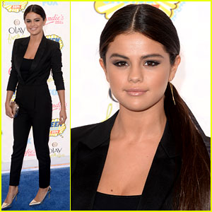 Selena Gomez Goes for a Blackout at Teen Choice Awards 2014!