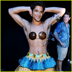 Tyler Posey Strips Down to Hula Costume at Teen Choice Awards 2014!