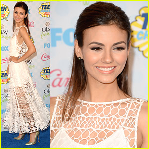 Victoria Justice Gets Twirly Backstage After Introducing MAGIC! at Teen Choice Awards 2014