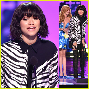 Zendaya Switches Outfits & WINS Choice Style Icon at Teen Choice Awards 2014