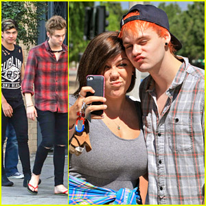 5 Seconds Of Summer Sing About Pizza at House Of Blues - See The Video!