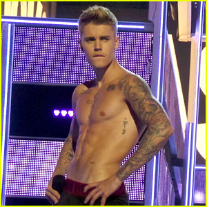 Justin Bieber Strips Down On Stage at Fashion Rocks!
