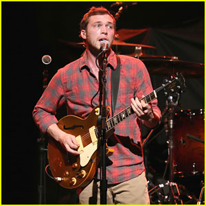 Phillip Phillips Performs on His 24th Birthday!
