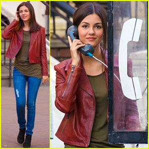 Victoria Justice Uses Pay Phone in Brooklyn, Reminds Us They Still Exist