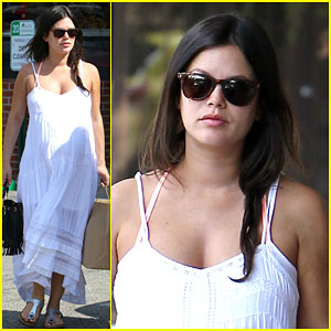 Rachel Bilson Does Some Retail Therapy Ahead of Baby's Birth