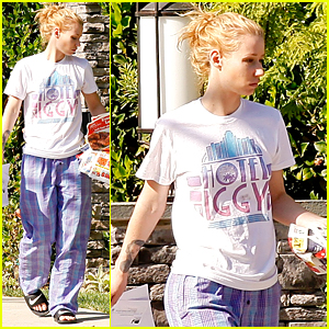 Iggy Azalea Wears Her PJs Outside & Picks Up the Mail at Her New House