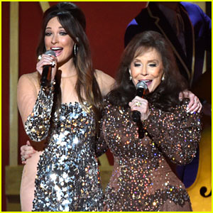 Kacey Musgraves Performs with a Legend at CMA Awards 2014! (Video)