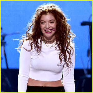 Lorde Smears Lipstick on Her Face During AMAs 2014 Performance (Video)