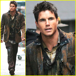Robbie Amell Looks Burnt to a Crisp as Firestorm in 'The Flash'