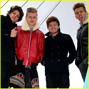 The Vamps Sing 'Somebody to You' for Thanksgiving Parade!