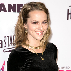 Bridgit Mendler Catches 'Undateable' Cast Dancing To 'Blonde' - See The Video Here!