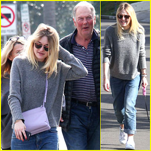 Dakota Fanning Hangs Out with Her Family After Leaving NYC!