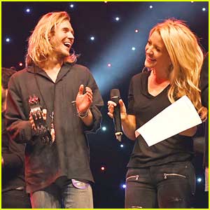 Ellie Goulding & Dougie Poynter Put On A Christmas Show For Charity