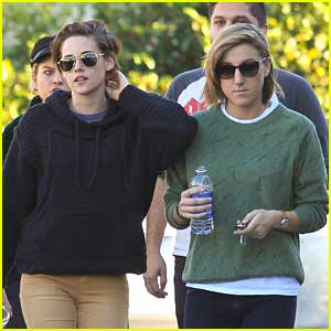 Kristen Stewart & Alicia Cargile Grab After Christmas Lunch With Friends