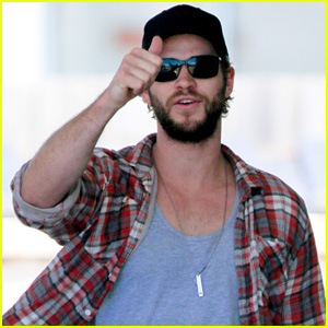 Liam Hemsworth Gives His Day Off a Thumbs Up!