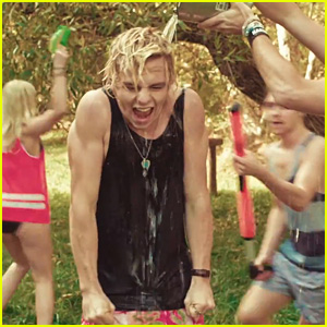 R5 Has a Backward Water Fight in New 'Smile' Music Video - Watch Now!