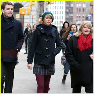 Taylor Swift, Her Brother Austin, & Their Mom Spend Time Together Before Christmas!