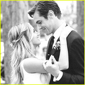 Ashley Tisdale Reflects on 2014 with New Wedding Pic with Hubby Christopher French