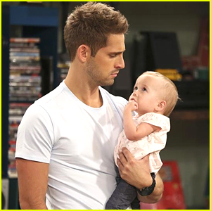Ben & Riley Get Camera Ready For Tonight's 'Baby Daddy'