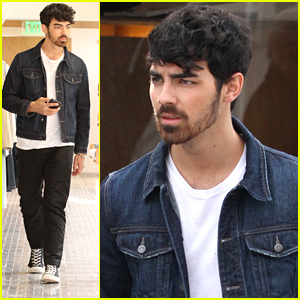 Joe Jonas' Pizza Earrings Pic Is The Best Thing On Instagram