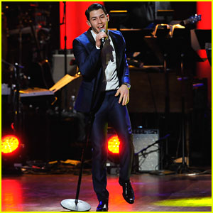 Nick Jonas Makes Us Swoon Peforming at The Lincoln Awards!