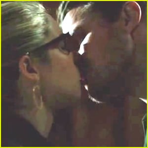 Watch Oliver & Felicity's Deleted Kiss Scene From 'Arrow' Before The Show Returns This Week!