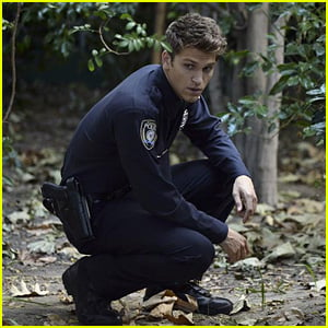 Toby Makes One Sexy Cop on Tonight's All-New 'Pretty Little Liars'!