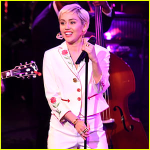 Miley Cyrus Sings '50 Ways to Leave Your Lover' at 'SNL 40' - Watch Now!