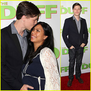 Nick Eversman & Wife Emily Debut Baby Bump At 'The DUFF' Premiere