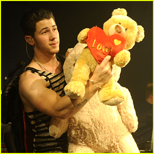 Nick Jonas Performs Valentine's Day Concert in London!