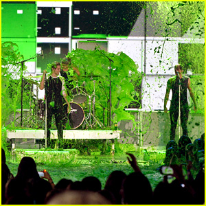 5 Seconds of Summer Rock Out to 'What I Like About You' at Kids' Choice Awards 2015 (Video)