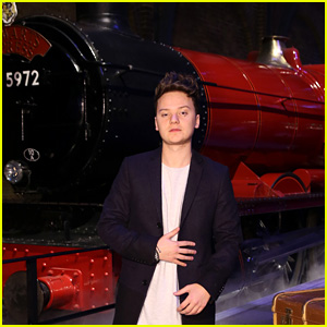 Conor Maynard Checks Out the Hogwarts Express at the Harry Potter Studio Tour in London