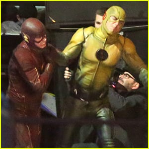 The Flash Fights Reverse Flash in These New 'Flash' On Set Pics!