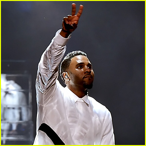 Jason Derulo Sings 'Want To Want Me' at iHeartRadio Awards 2015 (Video)