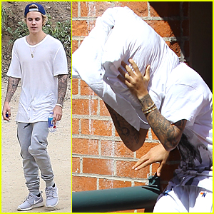 Justin Bieber Covers His Face Using Pillow Technique Again