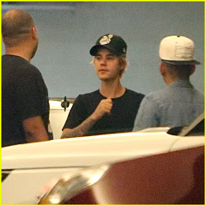 Justin Bieber Catches a Los Angeles Clippers Game