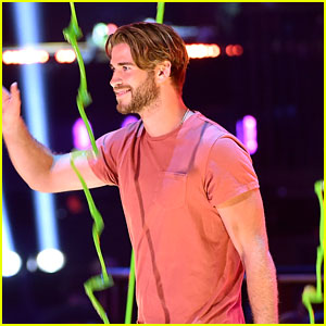 Liam Hemsworth Accepts Blimp For Favorite Movie at Kids Choice Awards 2015