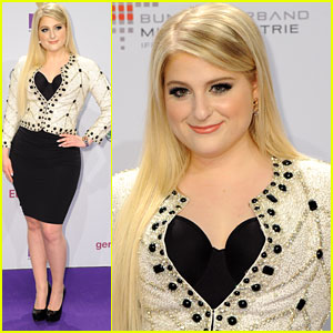Meghan Trainor Mashes Up 'Lips Are Movin' & 'All About That Bass' For Echo Awards 2015