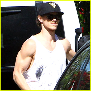 Ryan Dorsey Shows Off Buff Muscles for Grocery Shopping Trip