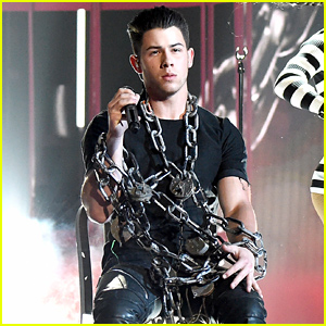 Nick Jonas Sings 'Chains' at iHeartRadio Awards 2015 (Video)