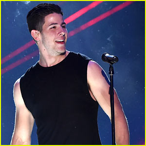 Nick Jonas Opens KCAs 2015 with Hot Performance! (Video)