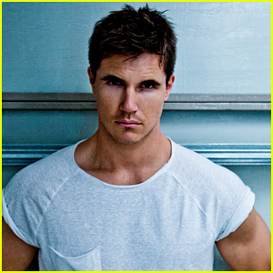 Robbie Amell Reveals the Secret to His Relationship With Italia Ricci
