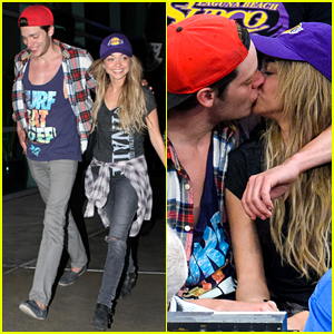 Sarah Hyland Shares Cute Kiss with Boyfriend Dominic Sherwood!