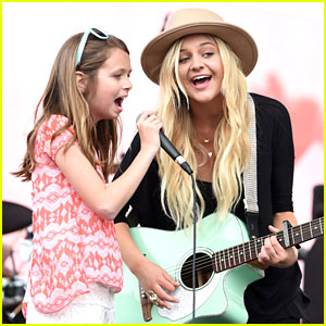 Kelsea Ballerini Sings With Fan At ACM Party For A Cause Festival